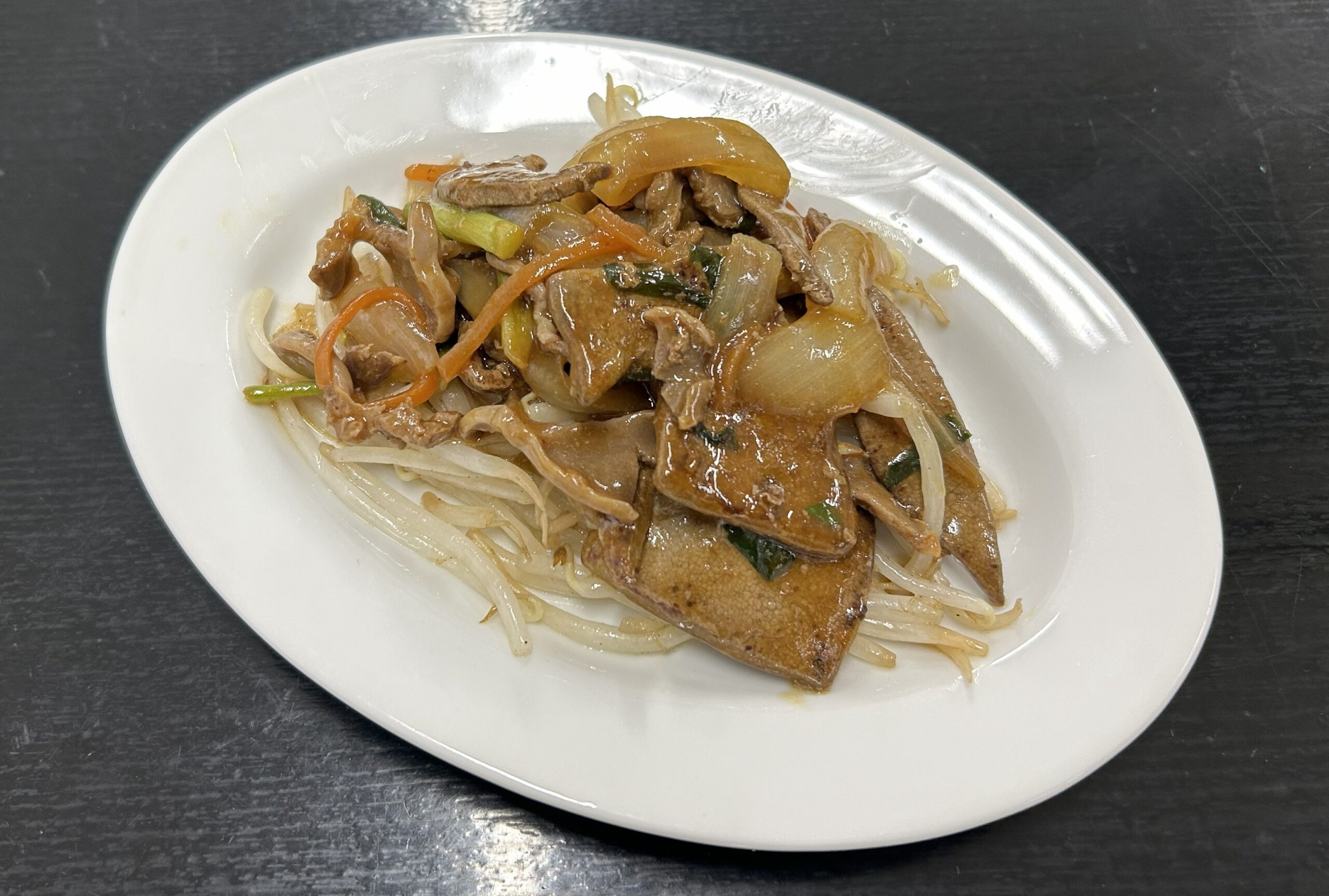 豚鶏ミックスホルモンのオイスター炒め